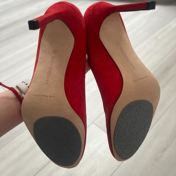 Manolo Blahnik suede Red rounded toe pumps - Picture 3 of 3